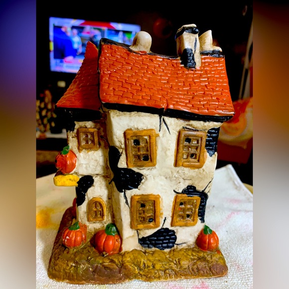 Vintage Ceramic Witch’s Specialty Shoppe with Sign - Picture 5 of 10